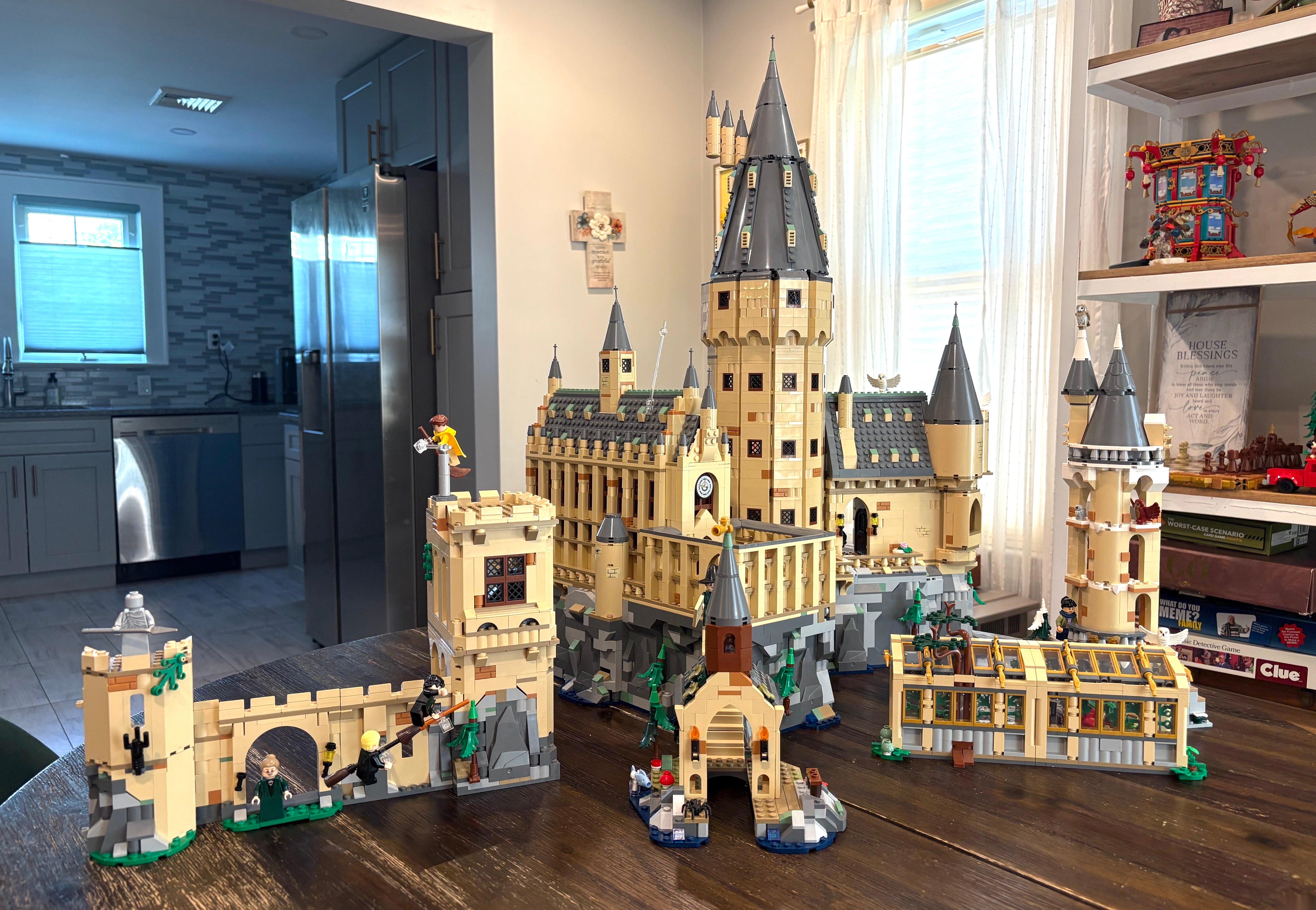 我们正在搭建巨大的多套件LEGO Harry Potter Hogwarts Castle 目前进行中