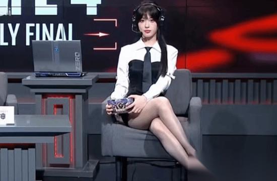 穿衣不自由 女解说被批裙子太短 全身涂黑上镜回击
