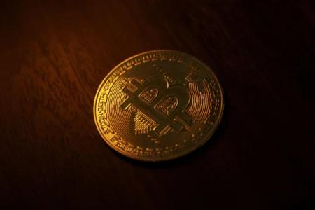 比特币价格回调，加密货币市场蒸发400亿美元